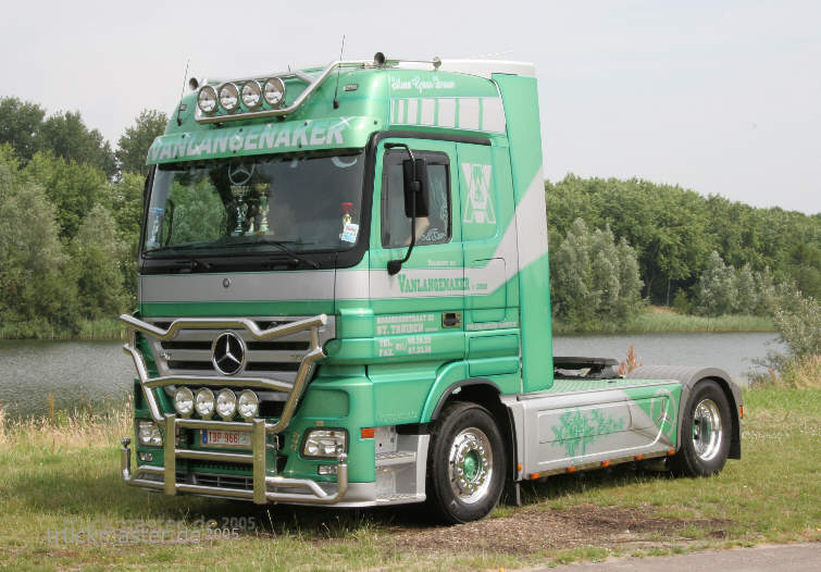 New Actros V8