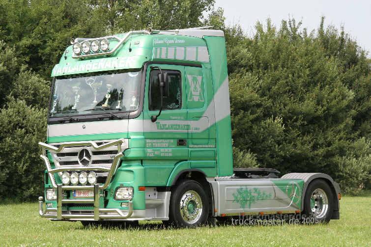 New Actros V8
