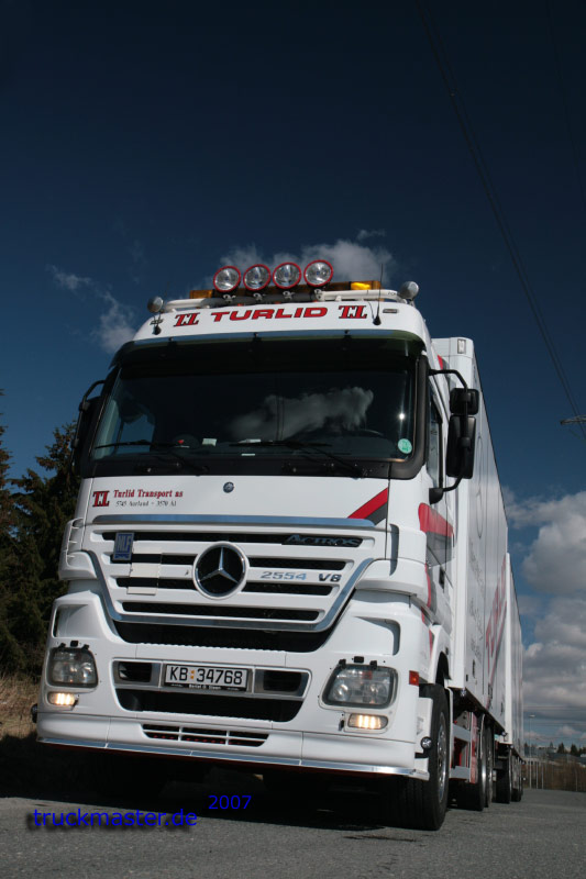 Actros V8